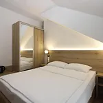 Alexandra 4*
